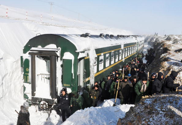 Поезд, следовавший из провинции Хэйлунцзян, застрял в снегу в районе Внутренней Монголии. Фото: AFP