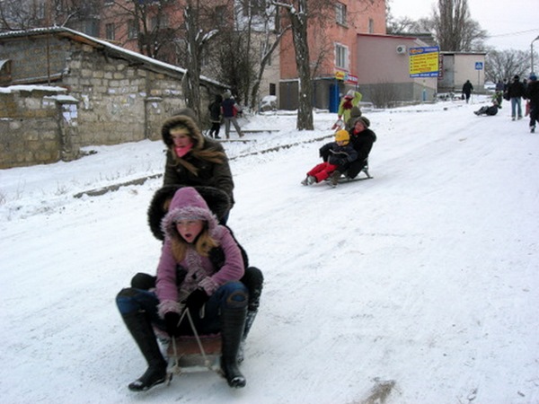 Севастопольцы радуются неожиданной кратковременной зиме. Фото: Алла Лавриненко/The Epoch Times