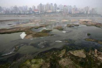 Загрязненная вода реки Янцзы в городе Чунцин, Китай, 28 марта 2007 года. Фото: China Photos /Getty Images