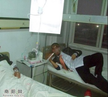 После взрыва воздушного шара, новобрачных с ожогами доставили в больницу. 31 декабря 2009 год. Провинция Хэнань. Фото: news.nynews.gov.cn 