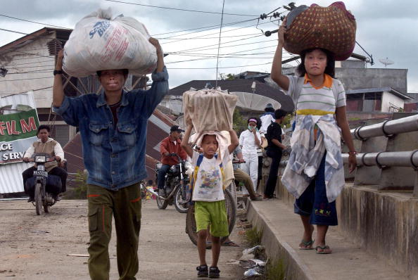 Сельские жители, которые потеряли свои дома. Фото: BAY ISMOYO/AFP
