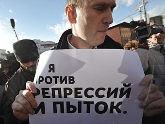 Оппозиционер Алексей Навальный во время серии одиночных пикетов 27 октября. Фото: Александр Щербак/Коммерсантъ