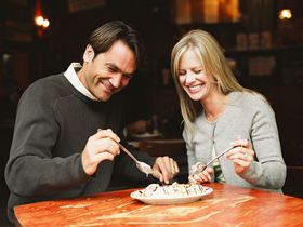 Питание с семьей или с друзьями замедляет процесс принятия пищи, создает интерес и сближает людей. Фото:epochtimes.co.il