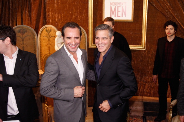 Джордж Клуни (справа) с французским комиком и актёром Жаном Дюжарденом в Париже 12 февраля 2014 года во время встречи, посвящённой фильму «Охотники за сокровищами» («The Monuments Men»). Фото: Julien M. Hekimian/Getty Images