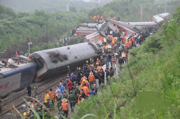 В результате горного обвала, поезд сошёл с рельс. Провинция Цзянси. 23 мая 2010 год. Фото с aboluowang.com