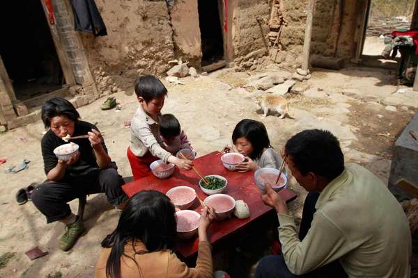 Китайская семья 12 лет живёт в глухих горах. Заветный сын в их семье так и не родился. Фото: CFP
