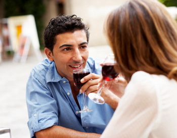 Люди, регулярно пьющие красное вино, обычно являются социально и экономически благополучными. Фото: Thomas Larsen/Getty Images