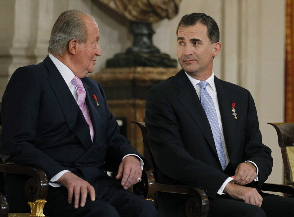 Уже бывший король Испании Хуан Карлос Первый и наследник трона Фелипе Шестой на церемонии отречения от престола. Фото: Alberto Martin/EFE-Pool/Getty Images