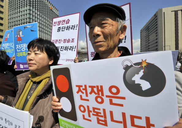 Активисты Южной Кореи протестуют в Сеуле против войны. Фото: JUNG YEON-JE/AFP/Getty Image