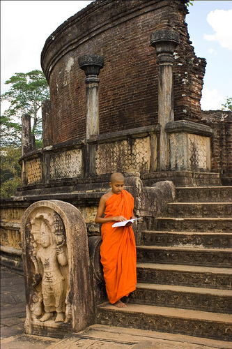 Полоннарува, юный монах в развалинах храма. Фото: james_gordon_losangeles/Flickr Карина