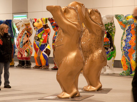 Выставка в Берлине художников стран-участниц ООН.Танцующие медведи. Фотo: Jason Wang/The Epoch Times