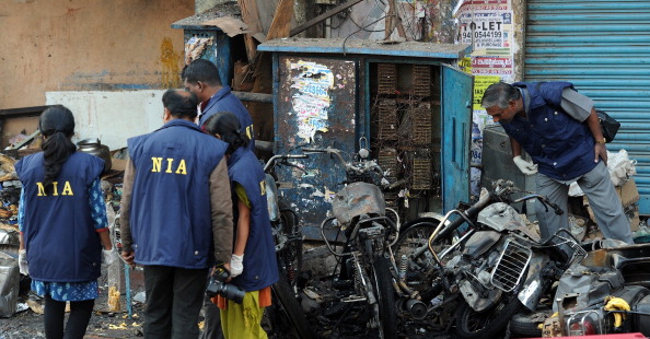 Представители Национального агентства расследований прибыли на место теракта, 22 февраля 2013 г. Фото: INDRANIL MUKHERJEE/AFP/Getty Images
