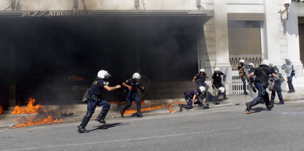 Коктейль Молотова взорвался возле полиции во время столкновений с участниками забастовки в Греции, 26 сентября 2012 г. Фото: Milos Bicanski/Getty Images
