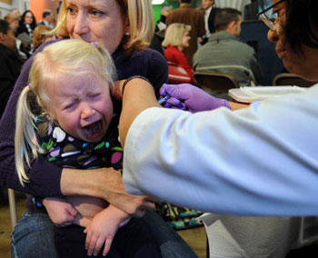 Прививки детям – опасны или безопасны? Фото: AFP/Getty Images