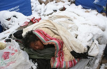 Из-за отсутствия палаток, жители пострадавших районов спят под открытым небом, укрывшись «одеялом» из снега. Фото: ЦАН