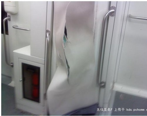 Два столкнувшихся в метро поезда, получили значительные повреждения. Шанхай. 22 декабря 2009 год. Фото с epochtimes.com 