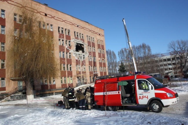 Взрыв частично разрушил больницу в Луганске. Фото: mns.gov.ua