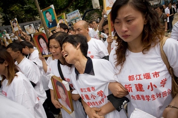 Родители погибших детей, требуют ответа от чиновников о причинах разрушения зданий школ. Провинция Сычуань. Фото: Andrew Wong/Getty Images