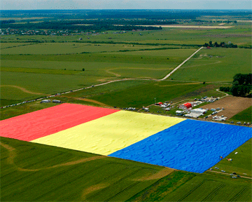 В Румынии изготовили самый большой флаг в мире. Фото: news168.co.uk