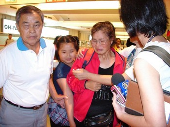 После прохода через таможню в аэропорту Тайваня Шао Юйхуа увидела своего мужа и не смогла сдержать слёз. Фото: Ли Дайна/The Epoch Times
