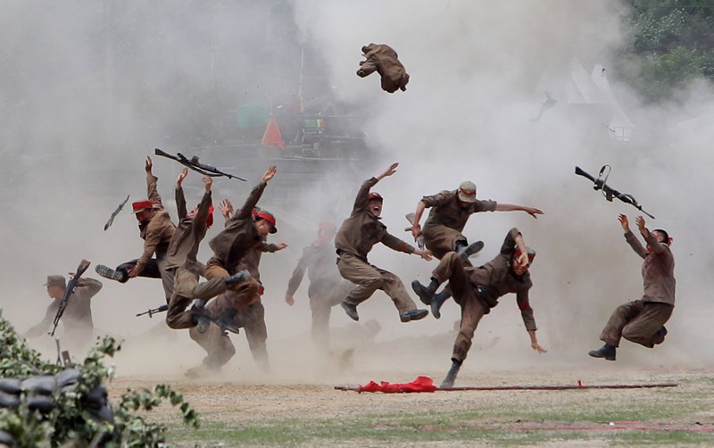 Чхунчхон, Южная Корея, 22 июня. Взрыв разбрасывает северокорейских пехотинцев. К 63-й годовщине начала Корейской войны группа южнокорейских солдат создала инсценировку кровопролитных сражений. Фото: Chung Sung-Jun/Getty Images 