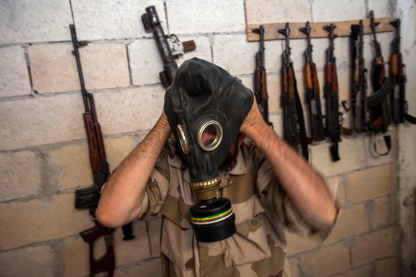 Сирийский повстанец в противогазе. Фото: DANIEL LEAL-OLIVAS/AFP/Getty Images