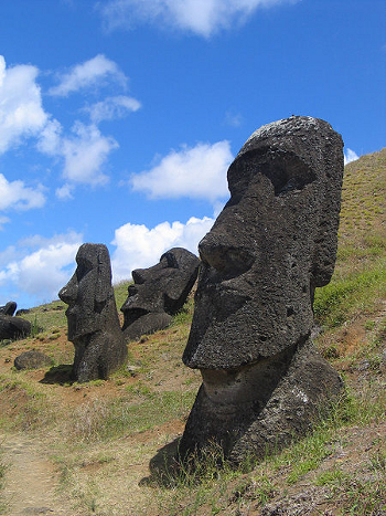 Моаи на склонах вулкана Рано-Рораку, Остров Пасхи. (wikimedia.org)