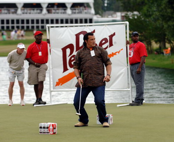Стивен Сигал участвует в гольф турнире. Фото: Joe Murphy/US PGA TOUR /Getty Images