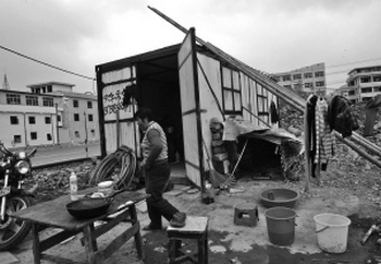 Ван Цзилон уже семь лет живёт в контейнере. Фото с epochtimes.com