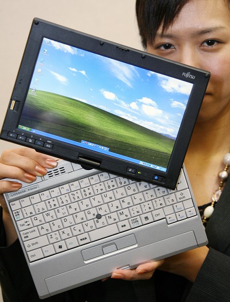 Новый планшетник Fujitsu — FMV-Lifebook FMV-P823 (AFP PHOTO/YOSHIKAZU TSUNO)