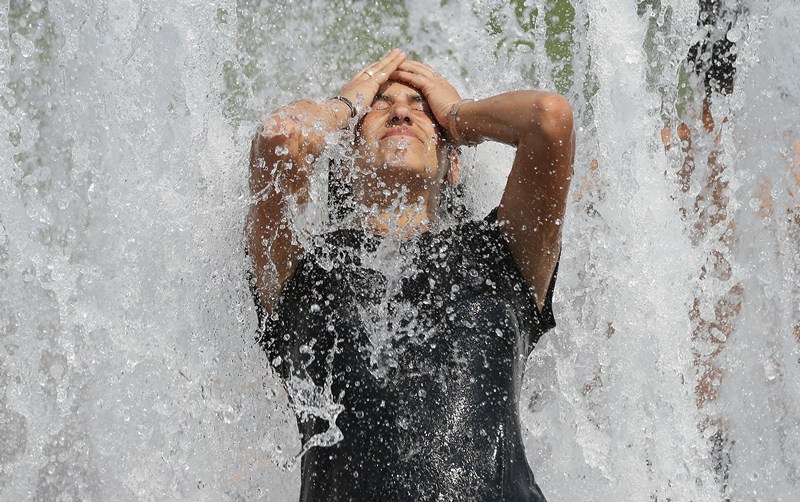 Берлин, Германия, 20 июня. В центральной Европе жарко, воздух прогревается до 38 градусов по Цельсию. Прохладная вода фонтана — настоящее спасение от палящего зноя. Фото: Sean Gallup/Getty Images 