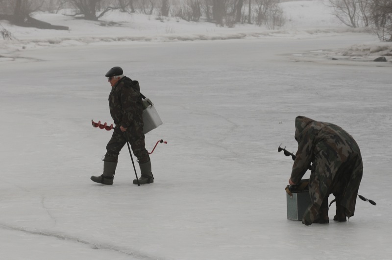 Рыбаки ловят рыбу на заливе Собачье устье в Киеве. Фото: Владимир Бородин/Великая Эпоха