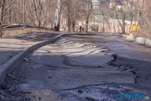 В Соломенском районе улица сползла вниз по склону. Фото: segodnya.ua