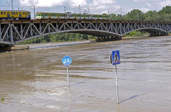 Проливные дожди вызвали в Варшаве наводнение. Фото: JANEK SKARZYNSKI/AFP/Getty Images