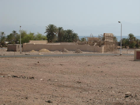 Фото: Египетская военная крепость — Мигдаль (иврит: крепость, башня), блокирующая проход через северную часть побережья (фото 2005)