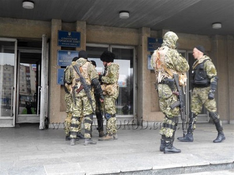 Военные с георгиевскими ленточками у здания исполкома Славянска 14 апреля. Фото: slavgorod.com.ua