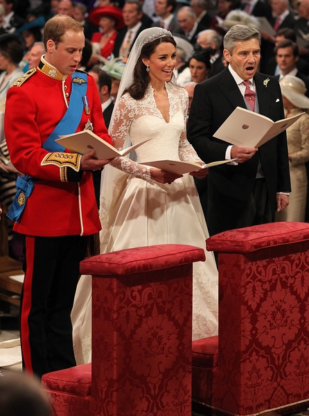 Сегодня 29 апреля в Лондоне внук королевы Великобритании принц Уильям женится на Кейт Миддлтон. Свадебная церемония состоится в Вестминстерском аббатстве. Вся страна празднует это знаменательное событие, и сегодняшний день официально объявлен выходным по 