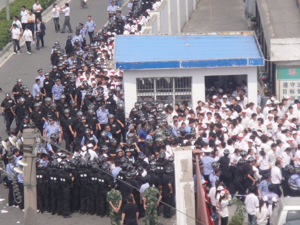 Забастовка рабочих завода «Куньшань» в провинции Цзянсу. 5-7 июня 2010 год. Фото с epochtimes.com