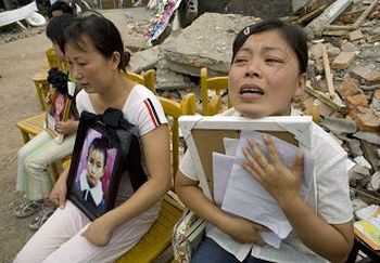 Родители оплакивают своих детей, погибших по вине коррумпированных властей. Фото: Paula Bronstein/Getty Images 
