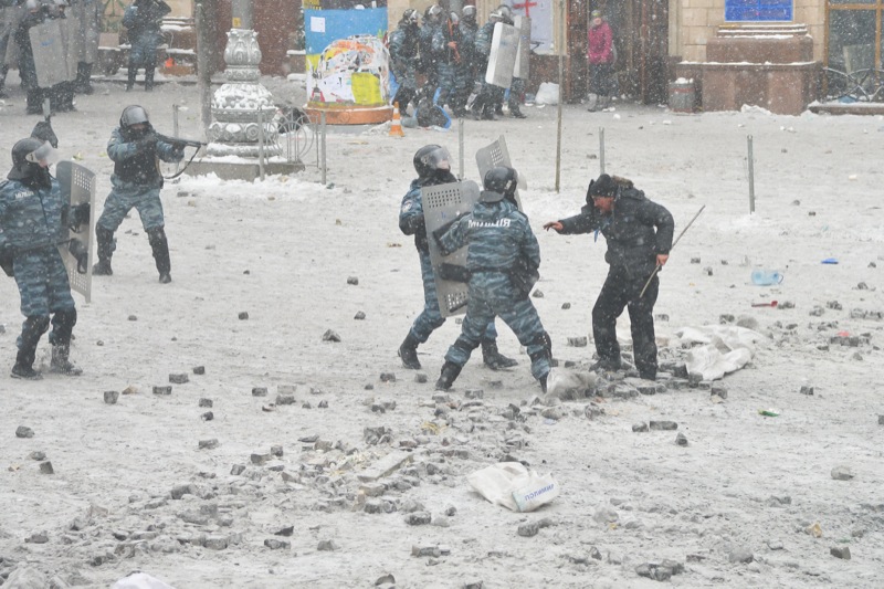 Противостояние между противниками украинской власти и силовиками в Киеве на улице Грушевского, 22 января 2014 г. Фото: Велика Епоха