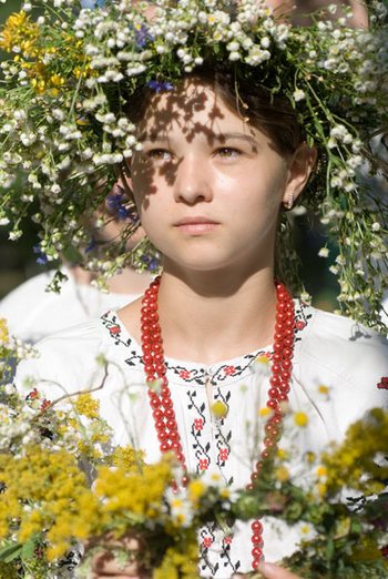 Украинский обычай плетения венков. Фото: Владимир Бородин/The Epoch Times