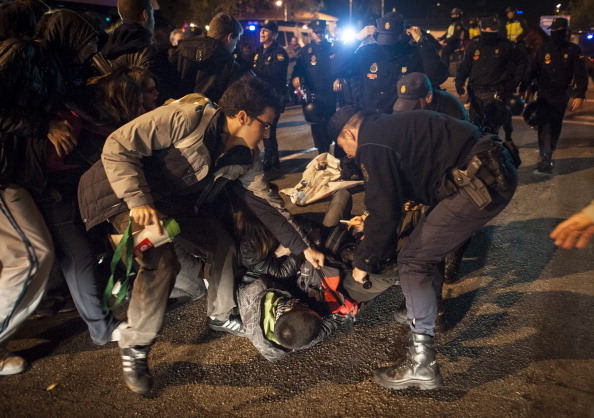 Демонстрация в Испании переросла в столкновения с полицией. Фото: DANI POZO/AFP/Getty Images