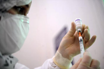 Прививки детям – опасны или безопасны? Фото: AFP/Getty Images