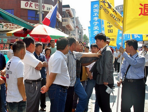 Бандиты начинают атаку. Фото: Chang Chen/The Epoch Times