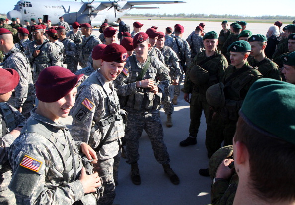 Американские войска (600 чел.) прибыли в Литву на фоне военной эскалации в Украине, чтобы успокоить союзников НАТО. Фото: AFP PHOTO/PETRAS MALUKAS