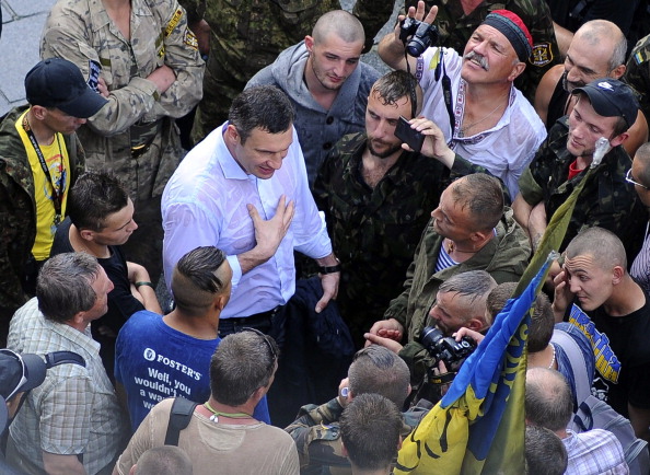 Виталий Кличко ведёт переговоры с активистами Самообороны Майдана 26 мая 2014 г., Киев. Фото: ANDREW KRAVCHENKO/AFP/Getty Images