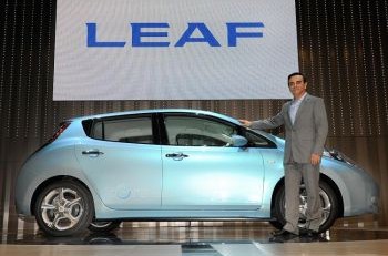 Карлос Госн, главный исполнительный директор японской компании Nissan Motor, представляет новый электромобиль «Leaf» во время церемонии открытия новой штаб-квартиры в Йокогаме, префектуре Канагава, 2 августа 2009 г. Фото: Toru Yamanaka /AFP/Getty Images