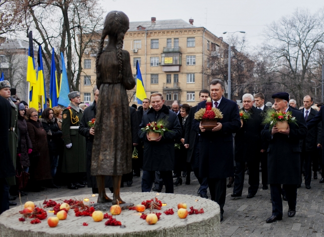 Янукович и экс-президенты Украины почтили память жертв Голодомора 1932―1933 годов. Фото: пресс-служба Президента Украины