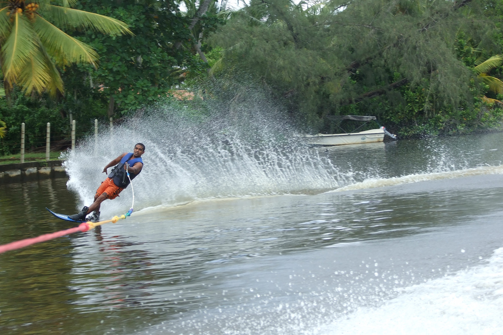 Катание на водных лыжах. Фото: Sri Lankan Boy/Flickr 