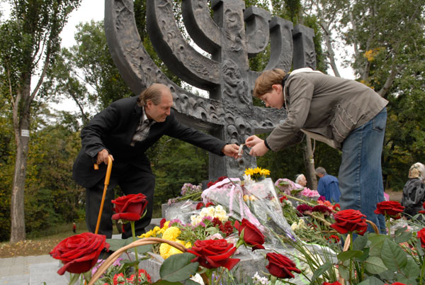 Траурное шествие Дорогой смерти в память погибших в Бабьем Яру. Фото: Владимир Бородин/The Epoch Times
